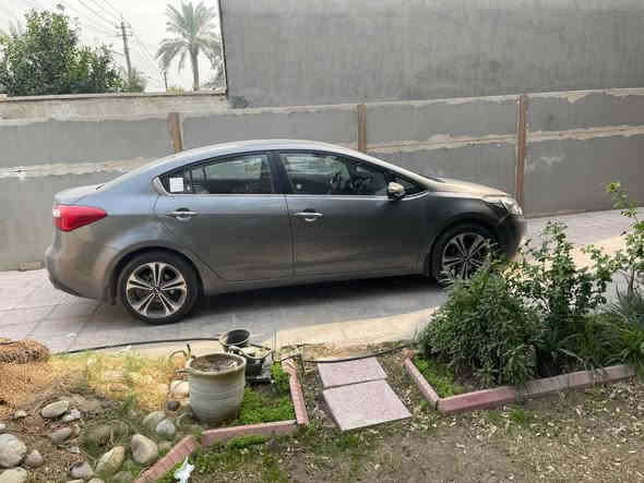 السلام عليكم كيا سيراتو خليجي موديل ٢٠١٦  السياره مري شفط وفتحه بالسقف حساسات امامي خلفي والسياره جديده ماشيه ٥٠ الف حقيقي وشادلها تخم تاير جديد وتبريد جديد اصلي وايضا صدر جديد بغراض اصليه السياره بدون صبغ بيها بارد بالباب خلف السائق وبيها شخط بالصفحه الثانيه مصلح بالكارت والصوره مال الشخط مرفقه 
السياره هزه ورقم بغداد الجديد  وموجوده في بغداد حي الجامعه 
السعر المطلوب ١٣٥ ورقه وبيها مجال للجاد 
الاتصال بالرقم ***********
