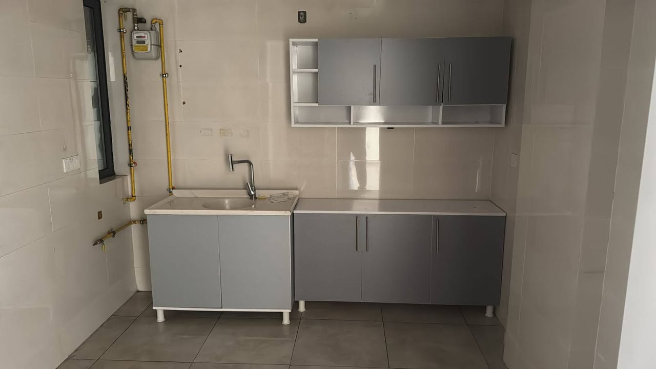 شقة للايجار 

الموقع /مجمع السلام السكني 

المساحه/113م

المواصفات 
طابق عالي
اطلاله على الحديقه بإطلالة مميزة لايوجد بنايات مقابل الشقة
2غرف نوم 
2حمام
صاله
مطبخ موثث بكاونتر 
معزولات 
مجهزة بسبلت 

سعر ايجار/600,000 قفل 

زيد عقاري/***********
