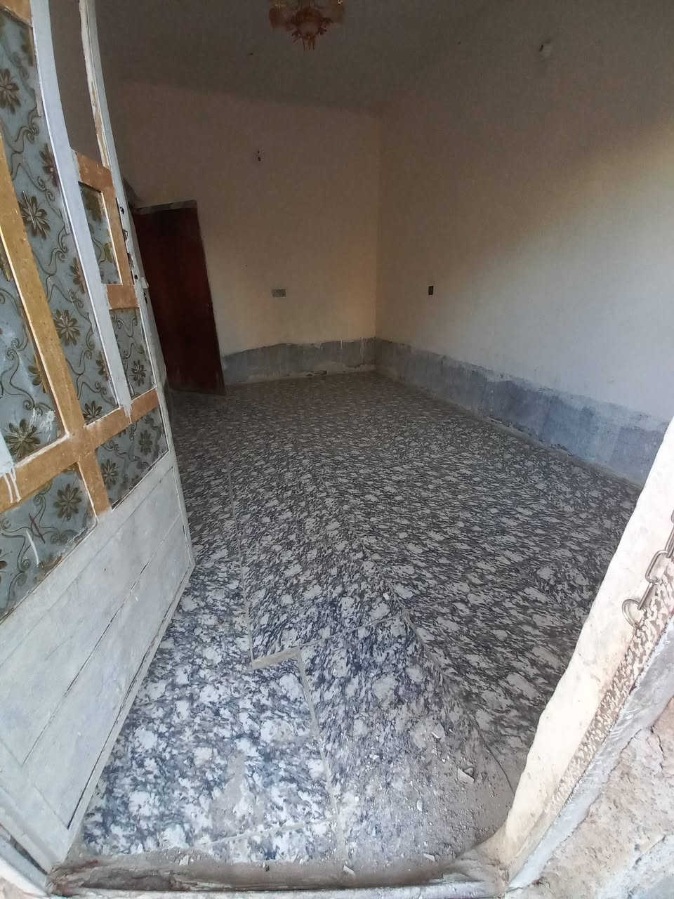 للبيع بل حضاريه مساحته الكليه 85متر يتكون من ستقبال مطبخ وصاله هيه مطبخ هيه صاله يردله ترتيب لبخ بي نوقص سعره قفل 25مليون بدون عمله رجأن ***********
