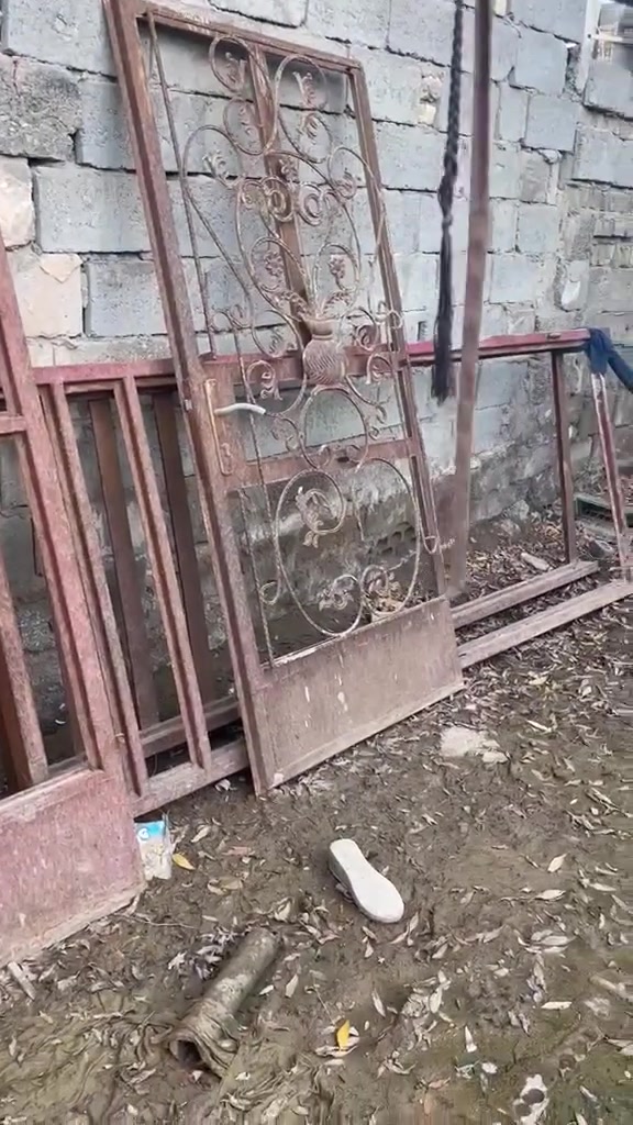 ‏بيبان للبيع مترتين مع استقبال مال صالة نظيفات يراد لهن بس صبغ ***********
