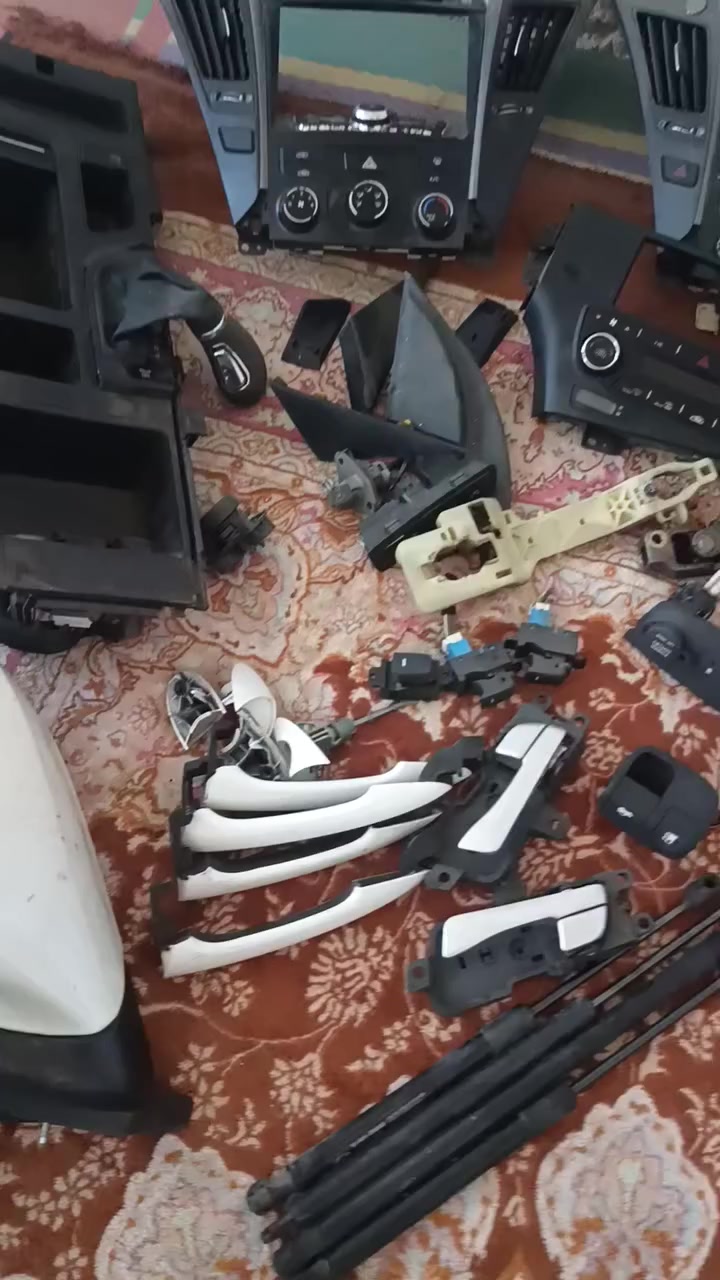 السلام عليكم فرطه كامله مال سوناتا وكيا اوبتما السعر القطعه 5 الف ابيع شلع تقريب 50 قطعه  بغداد رصافه اكو توصيل للمحافظات الاتصال ***********
