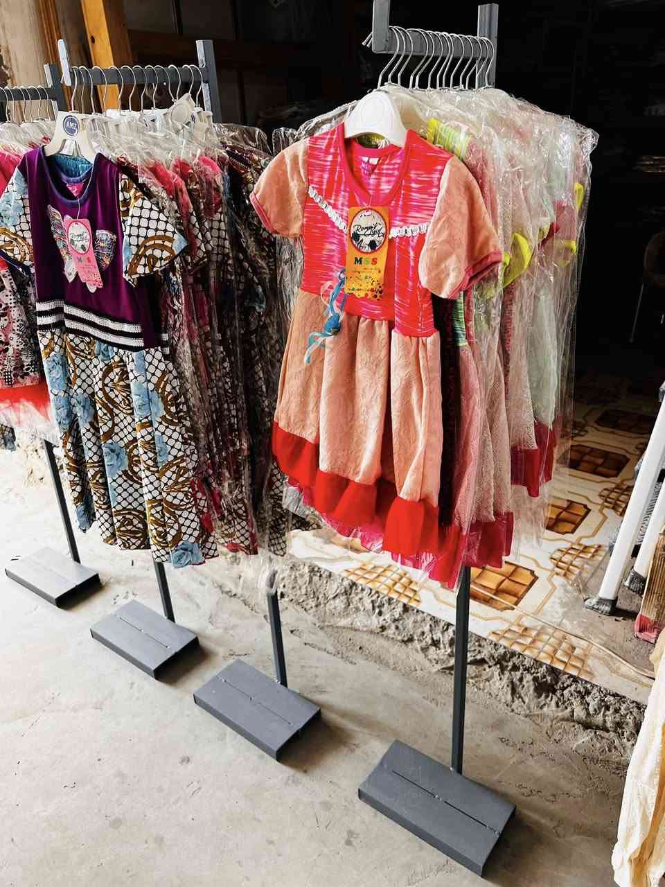 عندي ستانات بهذا الشكل الي بالصورة
الارتفاع متر ونص عندي 10 قطع الي تفيدة يراسلني
مال محل مال ديكور كلش مرتب وثقيل 
***********
