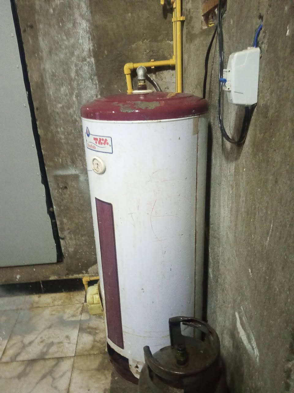 السلام عليكم ... سخان گيزر نوع برفاب ثقيل جدا مع الهيتر واوتماتي تجي تفتح وتاخذ شغال  للاستفسار اكثر يرجا مراسلة الصفحه او الاتصال ع رقم *********** وات ساب
