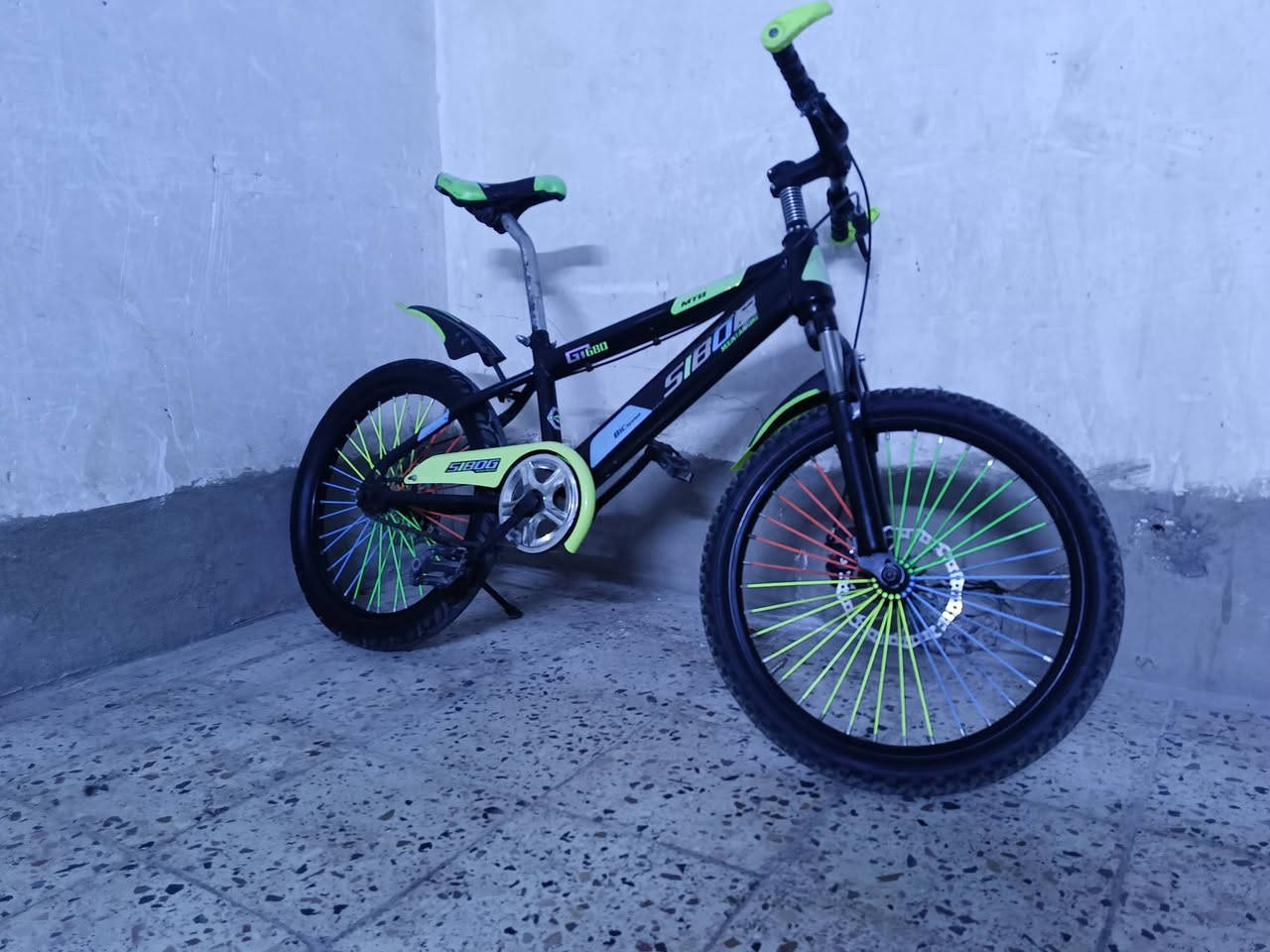 السلام عليكم 
 باسكل  حجم 20 بريكات أمامي خلفي شغاله  باسكل نضيف  ولون حلو سعر 75 وبيه مجال المكان ناصريه مركز الاتصال او استفسار على هاذه الرقم (***********)
