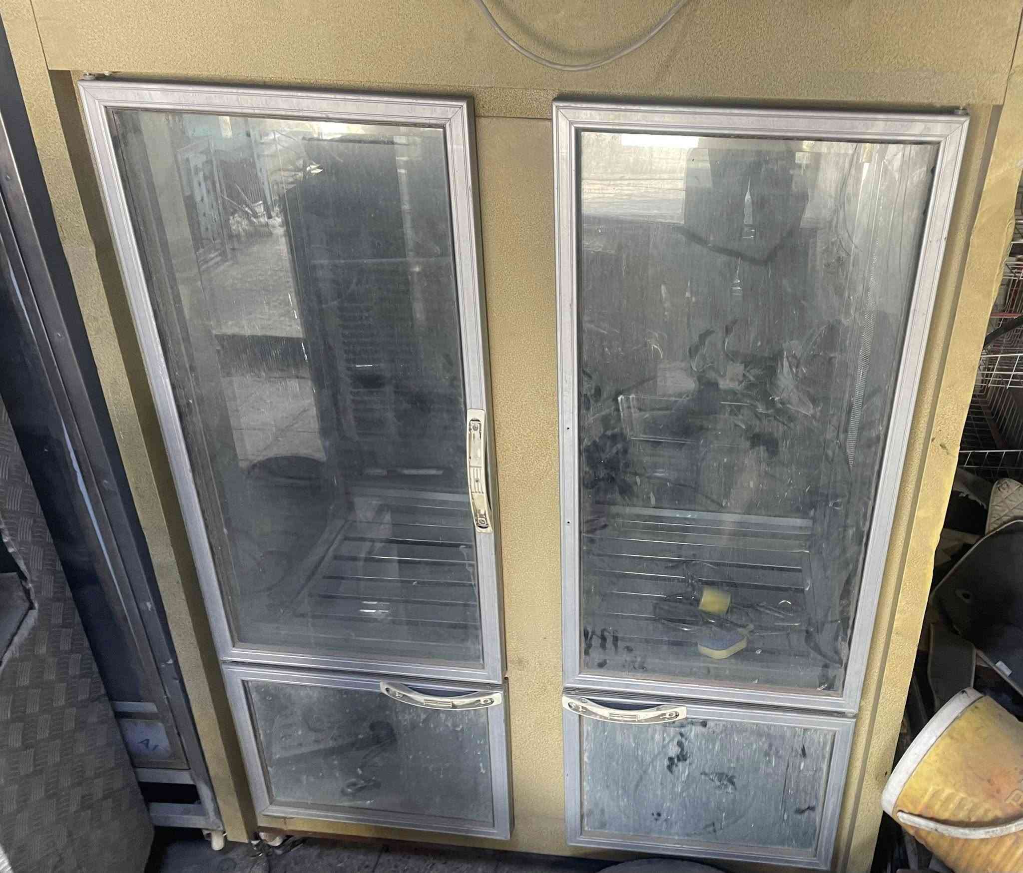 غراض مطعم للبيع + وياهن كراسي العنوان بغداد مدينه الصدر ***********
