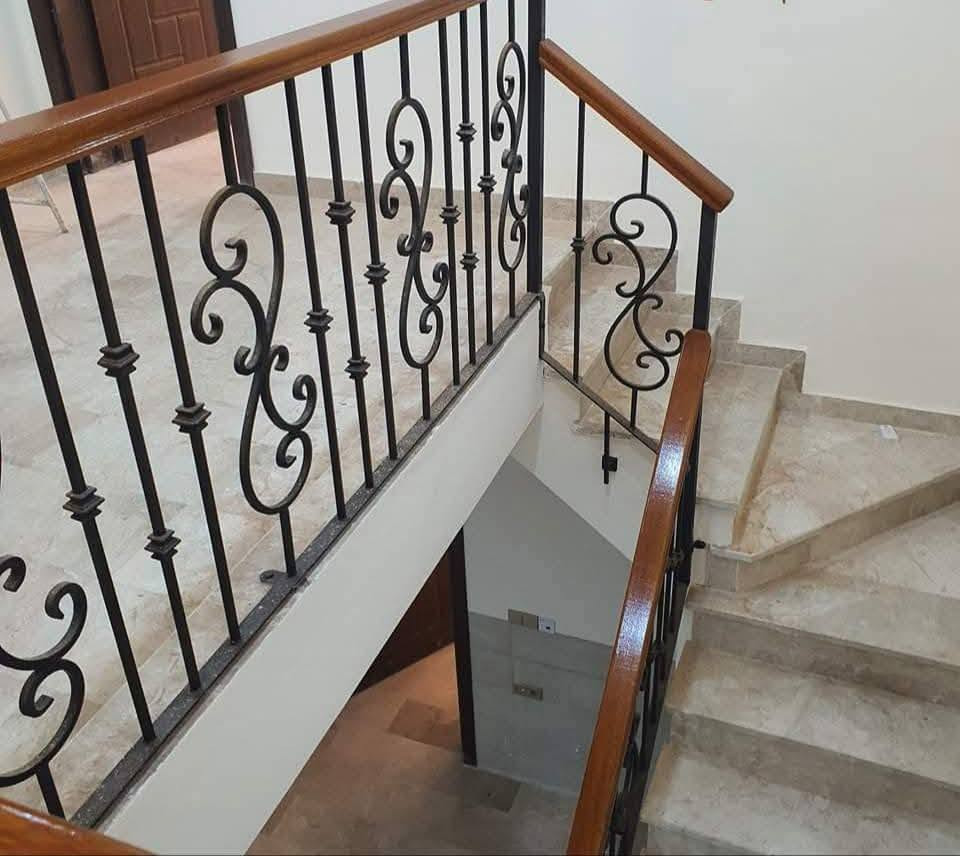 سلام عليكم حداده عامه متنقل صنع كرفانات غرف منزليه باحدث التصاميم وحسب رغبه بسعار تنافسيه شامل باب وشباك عمل جملونات عمل مطاعم متنقله عمل قمريات بيبان شبابيك كافه انواع الحداده للاستفسار الاتصال على الرقم ***********

