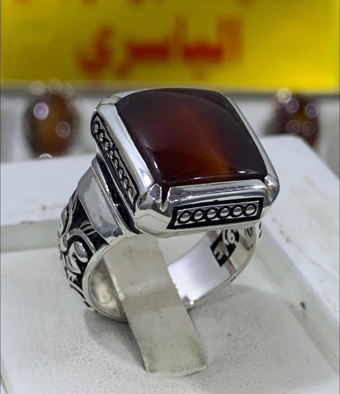 خاتم عقيق يماني كرزي مربع صياغه عارف البحرين فضه 990 التفاصيل داخل الفيديو للاستفسار واتساب *********** فضيات ابو نرجس الياسري يوجد توصيل لجميع المحافظات
