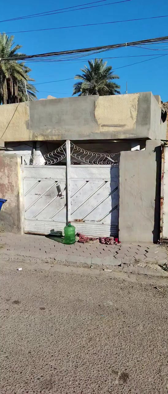 سلام عليكم 4 بيوت للبيع مساحه الكليه 840 م واجهه 40 م ونزل 21 م العنوان بغداد المدائن سلمان باك شارع عرق النسا مجاور المرقد الصحابي الجليل سلمان المحمدي يرهم  عماره تجاريه أو مجمع طبي انبيع مساحه الكليه للاستفسار الاتصال على رقمي الشخصي *********** سعدون الشمري
