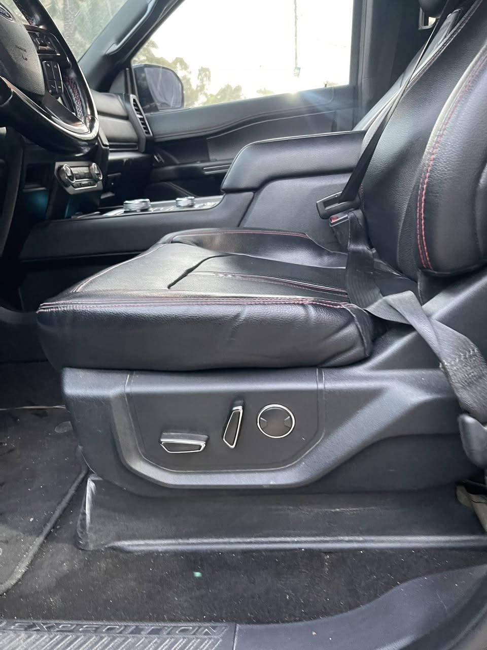 اكسبدشن ٢٠٢١
وكاله الكاصد
مكفوله عدا شخط بالهلال الجاملغ
ماشيه ٦٥ الف كيلو
فول ١/١ 
دوسات كهرباء 
مكان السياره شارع فلسطين
***********
