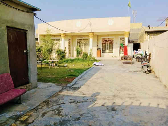 السلام عليكم
  دار للبيع
طابو زراعي سند 25 
العنوان / /بابل المدحتيه
شارع المعاره قرب سيد جواد العناوي
شارع سيد سهيل 
المساحة//650
خدمات كامله من ماء وكهرباء
السعر/130وبي مجال
تفاصيل البيت طابق واحد 
استقبال 
صاله 
محل 
غرف عدد(3)
مطبخ حار وبارد
منور خلفي وجانبي
مجمع صحيات داخليه وخارجيه
طارمه و حديقه 
السطح كامل اشتايكر 
للاستفسار
***********
