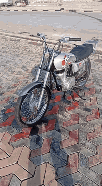 سلام عليكم (مره خصت صاحب الكروب )دراجه للبيع مكينه انتنس كفاله وشاصي وراق سكنر 2056كفاله من لحيم ولعواج دراجه نعامه خير من الله 
تعمير صالها 25يوم ثاني تبديله دهن دراجه ماطالع  سعر 850وبيها مجال لشراي ولمايعرف بيهن لا يجي خاص رجأن رجأن خاص مفتوح 
رقم /***********
