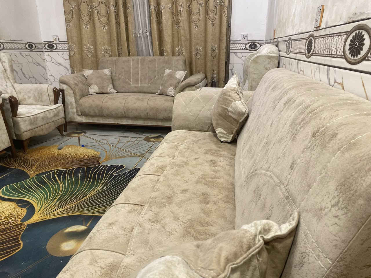 تخم مودرن 10 مقاعد نضيف اخو الجديد مستعمل قليل مع مفرش وكوشات 6 السعر 450 وبي مجال المكان كربلاء ***********
