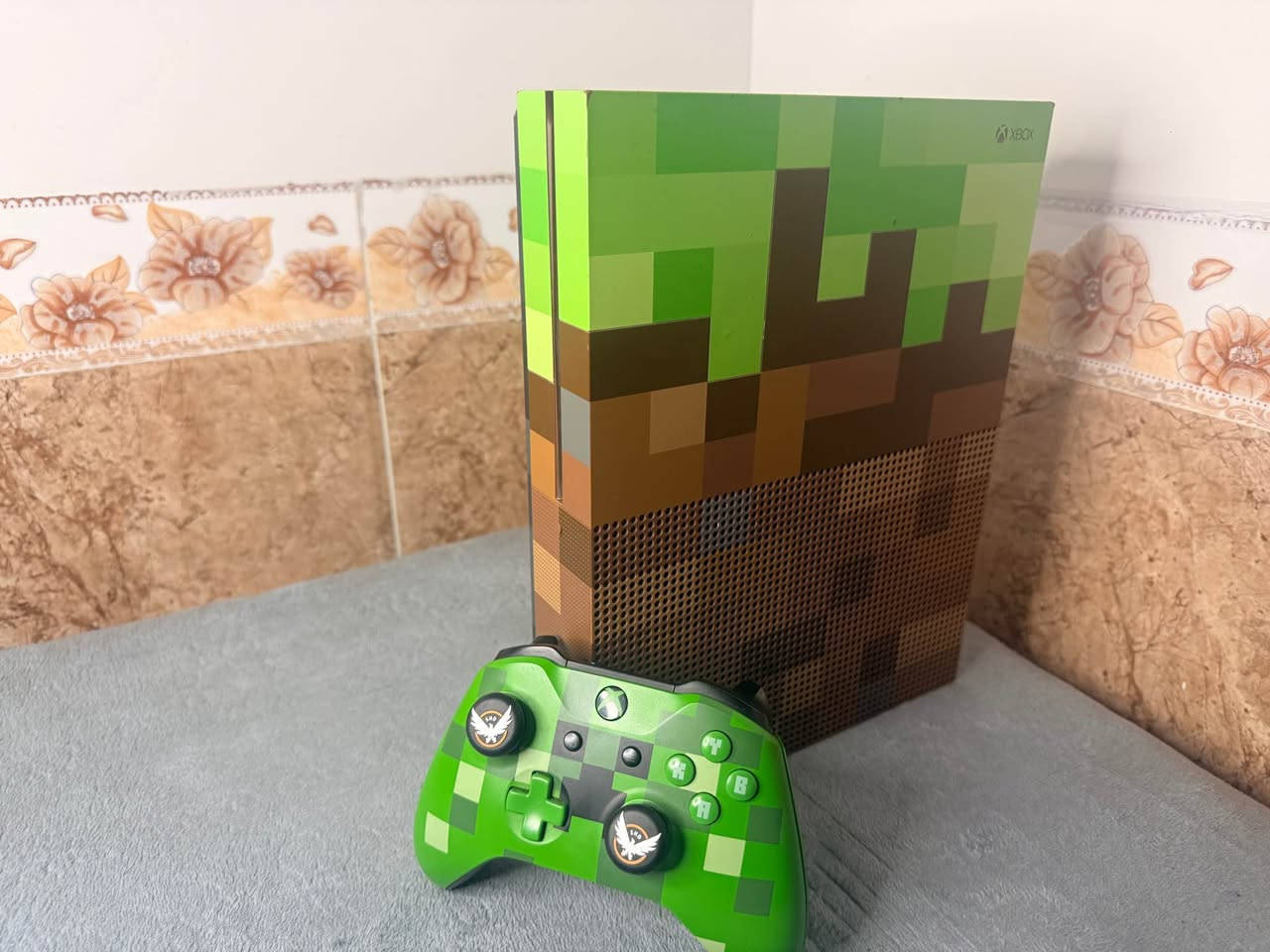 السلام عليكم اكس بوكس ون اس باندل نسخة مميزة 🌟 
ذاكرة 1 تيرا بايت وبي العاب قويه وكافه ملحقاته موجودة ونضافه 90‎%‎ الجهاز اي مشكلة مابي انطي شرط الضمان والفحص.
السعر 195 الف وبي مجال للشرايه مكاني كركوك ورقمي *********** الشراي يتواصل وياي وخادم اني . كركوك, العراق
