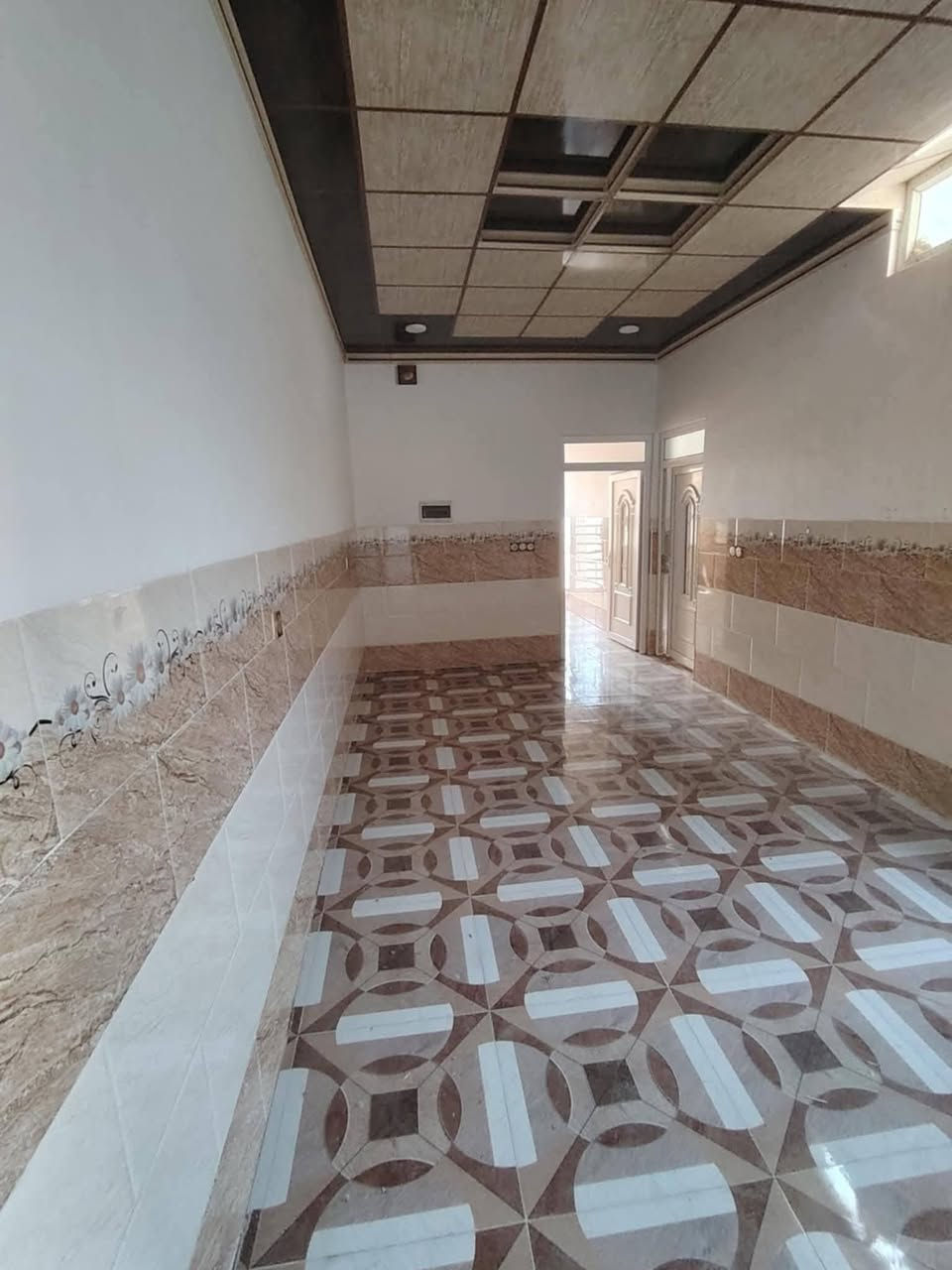 السلام عليكم دار للإيجار 110 متر في حي الشيماء رجال الاعمال  طابق واحد
للاستفسار: 
مكتب الصحاري 
الايجار 250 الف، ***********
