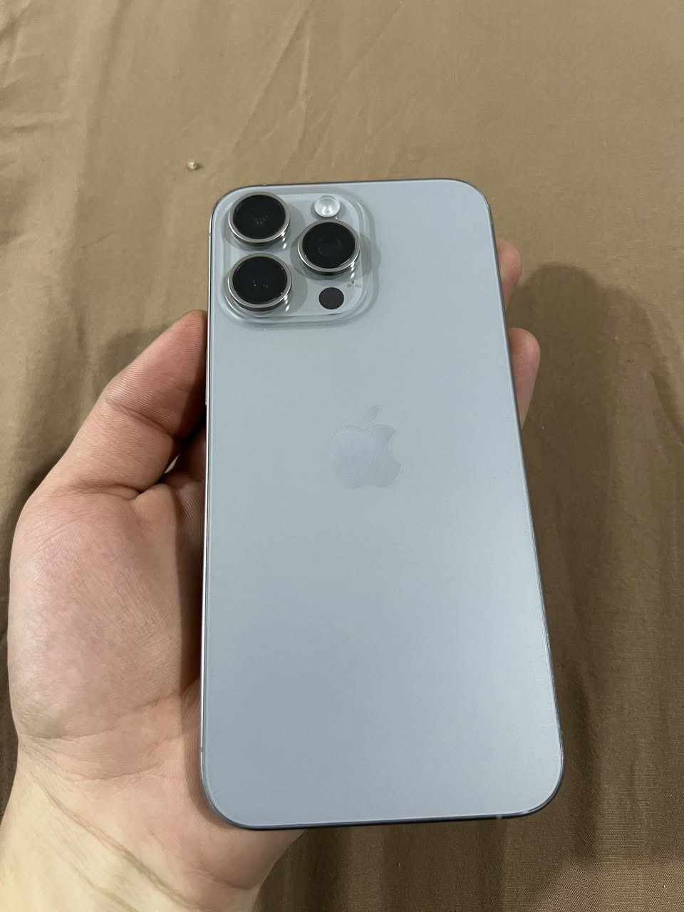 15 برو ماكس 
بطاريه 86
ذاكره 256
لون تيتانيوم 
ما مبدل بيه اي قطعه 
نضيف كلش 
كامل ملحقات 
شاحنه كامله كيبل ورأس الشحن ( انكر ) 
لزكة وكفرين اصليات توني مشتريهن
( الجهاز فقط مفتوح تخطي ) 
الناصرية مركز - حي الفداء -
***********
