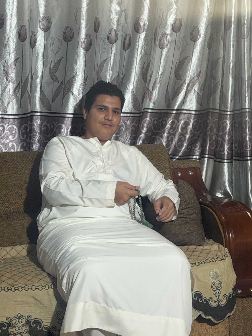 سيارة جيب جراند شيروكي لونها خمري معروضة للبيع. السيارة في حالة ممتازة ومجهزة بكل وسائل الراحة. مثالية للعائلات أو الرحلات الطويلة. إذا كنت تبحث عن سيارة تتمتع بالأداء الجيد والشكل الأنيق، فهذه السيارة تستحق النظر.