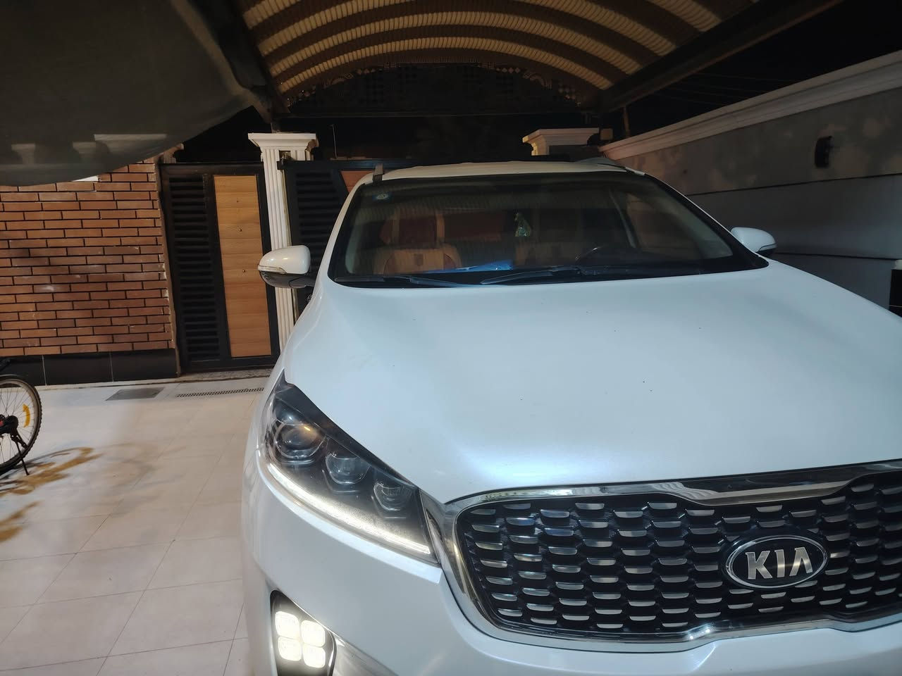 سلام عليكم سورنتو خليجي مكفول 
مواصفات 
____________
٦ سلندر 
٣ قطع تبريد

المقاعد طوي كهربائي

جنطه كهرباء مع حساسات

اوامر صوتيه 
اشارة ترحيب
بصمات دخول ذكي عالأبواب
كراسي كهرباء
بردات بلاديه للأبواب الخلفيه 
رادر موديل 2018 شكل 20 ماشية 100 رقم وسط وهاذ رقمي ***********
