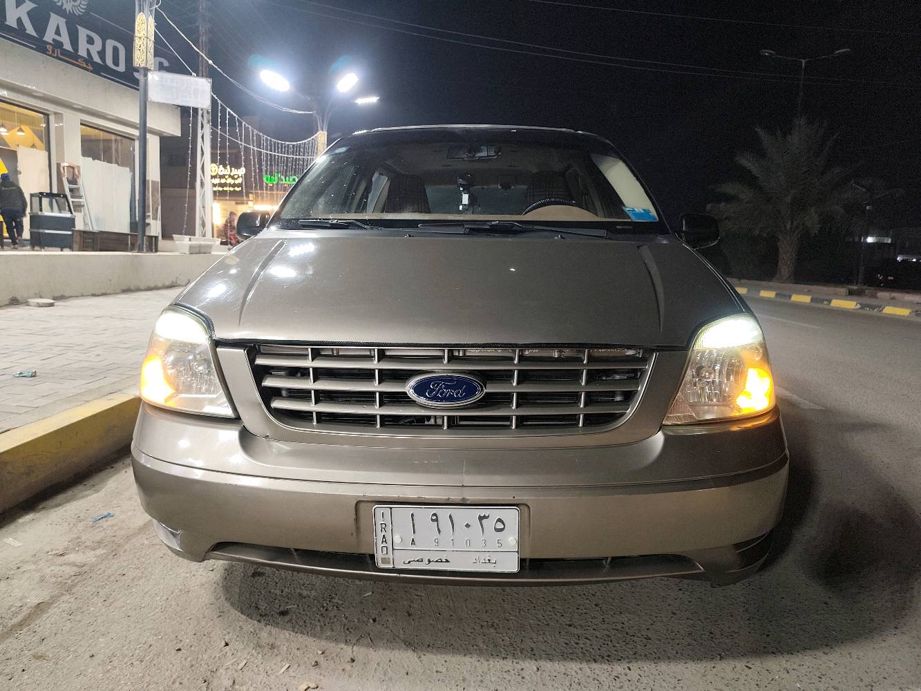 **فورد فريستار بحالة جيدة للبيع**

سيارة فورد فريستار نظيفة ومريحة جداً، مناسبة للرحلات العائلية والمسافات الطويلة. تمتاز بمقاعد مريحة وبطانة داخلية نظيفة. السيارة مزودة بنظام صوتي حديث وشاشة أمامية، ولا يوجد بها أي مشاكل في الهيكل أو الكهرباء.