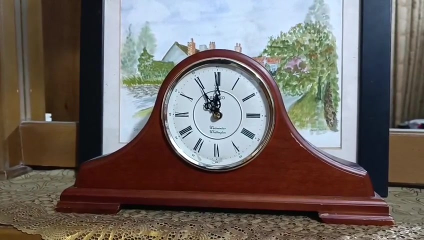 ساعة رف خشبية (Mantel Clock) من إنتاج شركة سيكو (Seiko) الشهيرة، وتحديداً الموديل الكلاسيكي Seiko QXJ013B المصنوع من خشب البلوط. [1]
المواصفات والميزات الرئيسية:

التصميم والنوع: تأتي بهيكل خشبي تقليدي منحني (طراز نابليون) باللون البني الدافئ مع إطار داخلي ذهبي وعقارب سوداء مزخرفة. [1, 2]

أرقام الميناء: أرقام رومانية سوداء واضحة على خلفية بيضاء. [1, 2]

نظام الرنين: تحتوي على نظام رنين مزدوج يتيح لك الاختيار بين نغمات Westminster أو Whittington، مع رنين كل ربع ساعة. [1, 2]

التحكم بالصوت والهدوء: مزودة بميزة المخفف التلقائي للرنين ليلاً (من الساعة 11:00 مساءً وحتى 5:45 صباحاً) بالإضافة إلى مفتاح للتحكم في مستوى الصوت. [1]

أبعاد الساعة الأصلية: الارتفاع حوالي 20.1 سم، العرض 40 سم، والعمق 7.4 سم. [1]

ساعة رف خشبية (Mantel Clock) من إنتاج شركة سيكو (Seiko) الشهيرة، وتحديداً الموديل الكلاسيكي Seiko QXJ013B المصنوع من خشب البلوط. 
السعر 70


**إذا كنت صاحب هذا الإعلان وتريد حذفه لأي سبب، رجاءا أرسل رسالة إلى الدعم الفني**