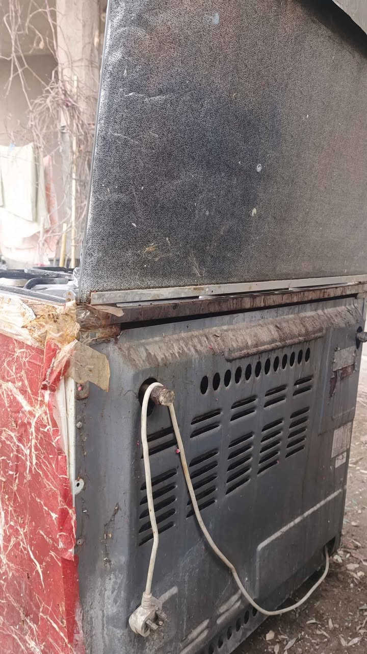 مرحبا 
للبيع طباخ او فرن غاز منزلي،
يحتوي على 5 شعلات غاز.
مزود بفرن وشواية.
مصنوع من الستانلس ستيل.
يحتوي على إشعال ذاتي كامل لجميع العيون.
من شركة المحتملة هي "Jumbo" (جامبو)
للتواصل واتساب *********** كركوك, العراق
