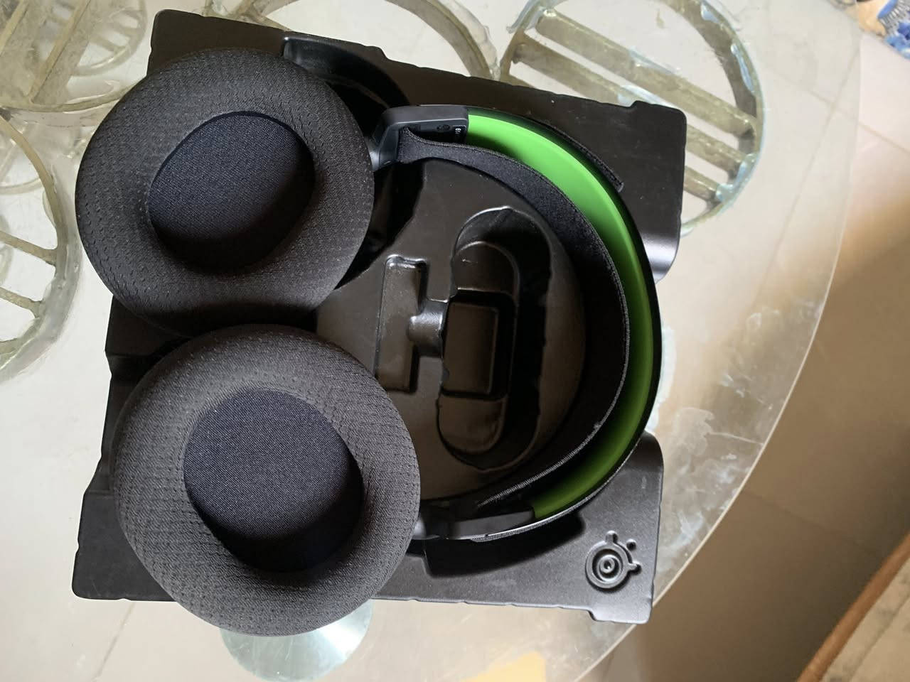 Series Arctis Nova 7x
سماعة غنية عن التعريف، مواصفاتها تتحدث عنها.
 الحالة: استعمال قليل جداً، نظيفة ومرتبة وخالية من أي خدوش.
 الملحقات: كافة الكابلات متوفرة. (ملاحظة: ينقصها الكرتونة والدنقل/Dongle).
 الأداء: سماعة ممتازة للألعاب والستريمنج؛ وللأمانة إذا استخدمتها وانكتلت فالمشكلة بيك مو بالسماعة (أنت بوت!)، فلا تتعب نفسك بتجربة غيرها.
 الراحة: صوت محيطي احترافي، ومريحة جداً على الرأس حتى مع الاستخدام الطويل.

شباب لتشيلون هم الدانكل سعره 15 الف و مو حيل مهم تكدر تشغله بل اواكس ليجي ويايه 

سعره 100 الف 
متحصل بهيج سعر لو تضل ادور سنه


**إذا كنت صاحب هذا الإعلان وتريد حذفه لأي سبب، رجاءا أرسل رسالة إلى الدعم الفني**