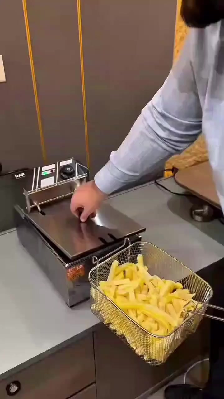 🔥 قلاية زيتية كهربائية – RAF 🔥🍟
40 الف والتوصيل مجاني ❤️🔥

🛡 جسم من الفولاذ المقاوم للصدأ
🌡 تحكم بدرجة الحرارة 60° – 200° مئوية
🥘 سلة مطلية بالمينا + مقبض بلاستيك مقاوم للحرارة
⚡️ الطاقة: 2500 واط
📲 للتواصل والطلب رسلنا وتدلل😉✨
🚚 التوصيل مجاني لجميع المحافظات 💚💛✨🇮🇶

⚡️ السعر 40 الف والتوصيل مجاني ❤️🫶🏻
@bunduqstore
واتساب
***********

#اجهزة #قلاية #متجر_بندق
