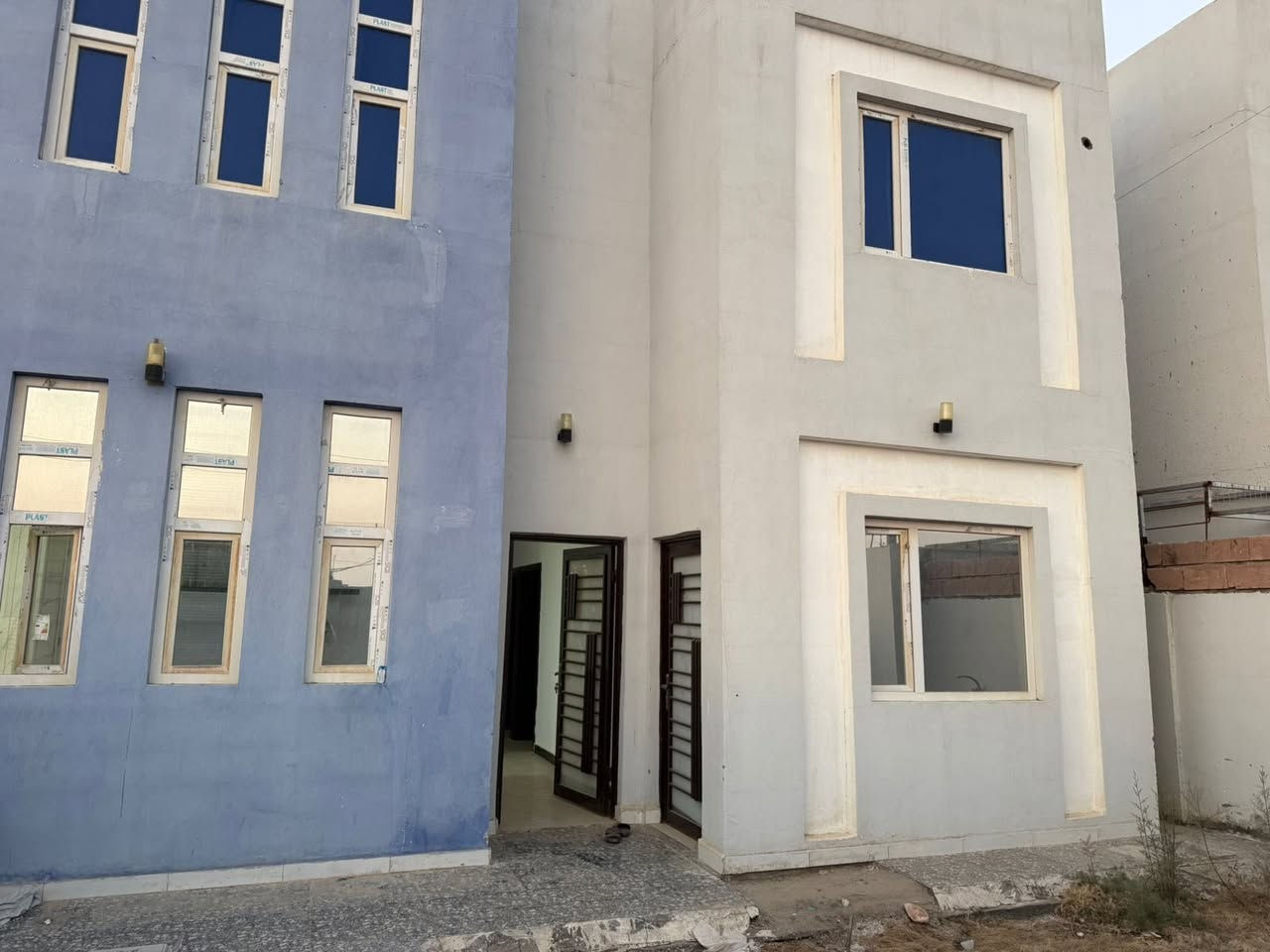 بيع مستعجل بيت مساحة 200 متر مربع فئة D في مجمع لؤلؤة السكني على الشارع العام مقابل المستشفى الألماني البيت فارغ نظيف جدا جاهز للسكن يحتوي على (3غرف نوم +براني+صالة+مطبخ+صحيات عدد٢ +سطح) 
السعر (170) مليون اي تدفع  103 مليون نقد والباقي 67 مليون اقساط  425 الف بالشهر 
الرجاء الاتصال واتساب ***********
