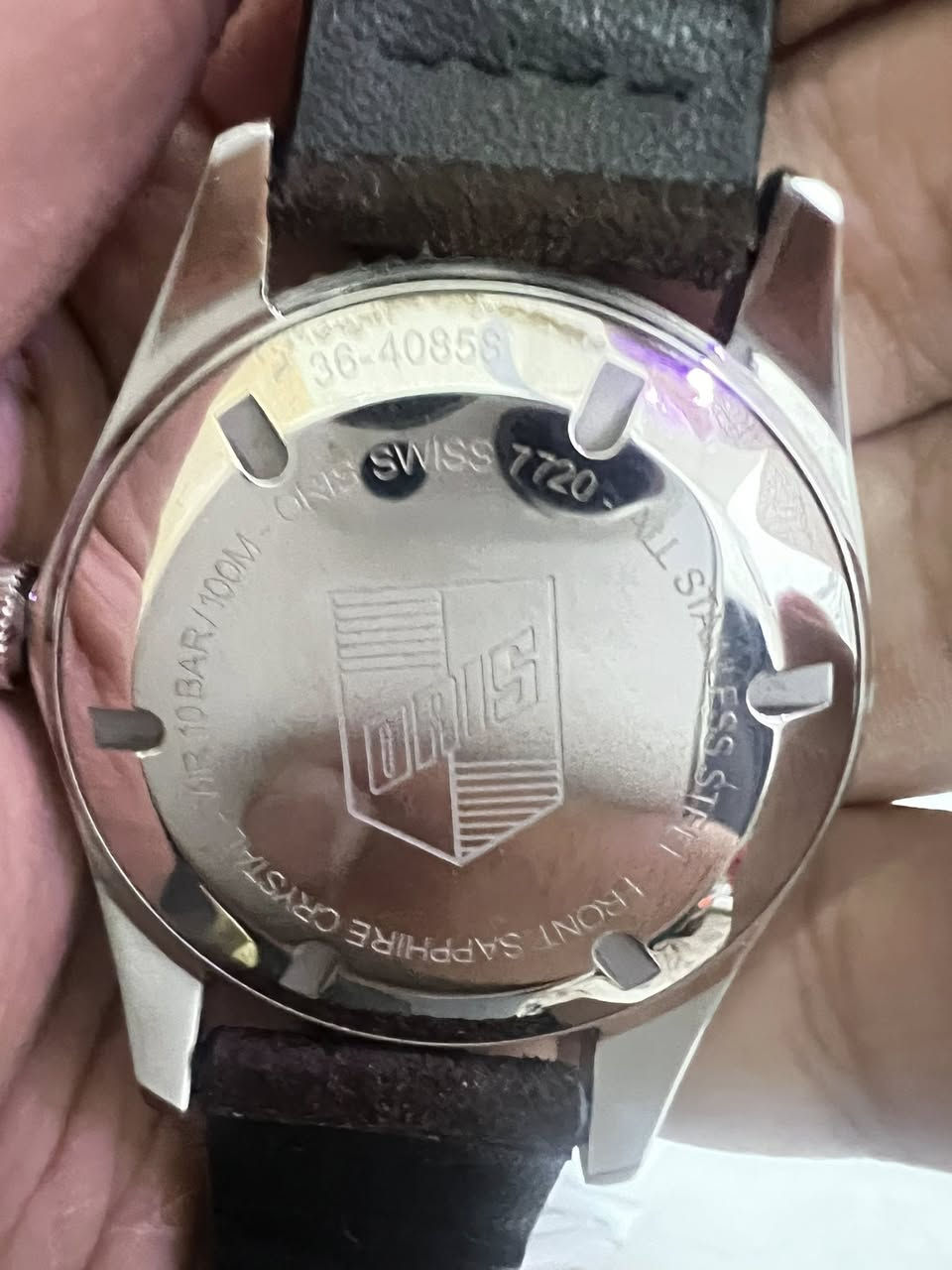 � ساعة ORIS أصلية – أوتوماتيك 🔹
ساعة رجالية فخمة من شركة ORIS السويسرية
⏱️ حركة أوتوماتيك
💧 مقاومة للماء 10 BAR / 100M
📅 تاريخ عند الساعة 3
🇨🇭 Swiss Made
🔵 قرص أزرق أنيق مع إضاءة ليلية
⌚ إطار غطس دوّار (Diver Bezel)
🧱 زجاج سافاير مقاوم للخدش
 مع كامل الملحقات والمرفقات 
الحالة: جيدة جداً 
تشتغل بدقة وما بيها أي خلل

💰 السعر المطلوب:
()
➡️ من 600 الف  دينار 

— السعر قابل للتفاوض للجادين —

📍 المكان: … السماوه 
📞 التواصل: …***********
