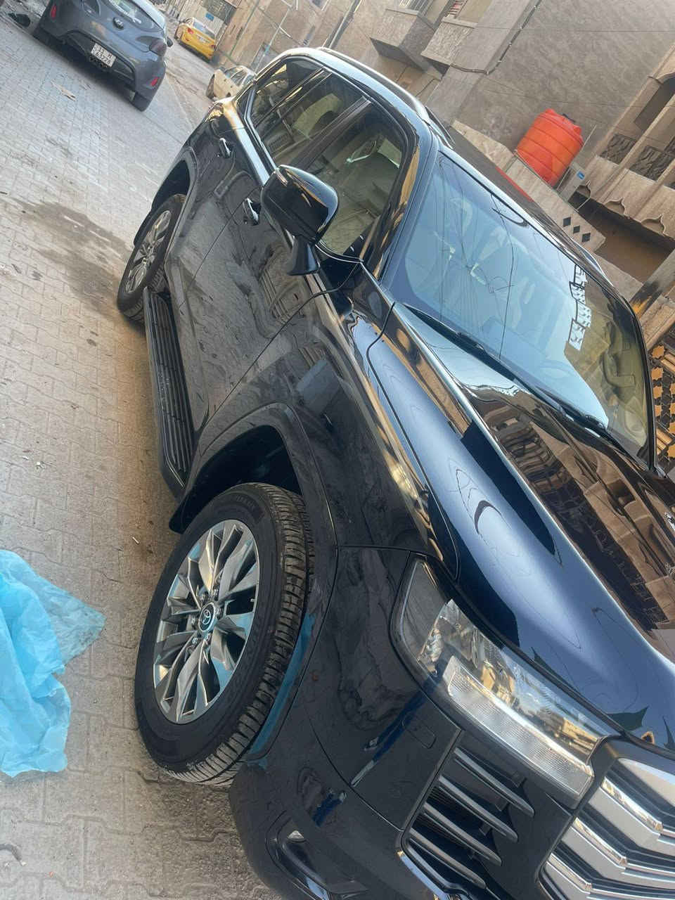 السلام عليكم تويوتا لاندكروز 2022 GXR ساز توين تيربو خليجي مكفوله من ضربه وصبغ
داخله بضمان ساز 
مكينة 6سلندر
رقم بغداد بسمي 
مواصفات 
بصمة تشغيل 
تشغيل عن بعد 
5 بصمات ابواب
باب خلفي كهربائي 
كراسي اثنين كهربائي 
كشنات جلد بيجي 
تدفئة تبريد كشنات 
شاشة لمس
تحكم ستيرن جهتين 
طفايه 
ثلاجه 
فتحه 
شاحن لاسلكي
سايد بريك دكمة 
حساس امامي خلفي 
المري شفط 
تحكم كهربائي بالمري 
وبعد بي هواي مواصفات 
السيارة شركة تويوتا ساز 
العنوان/  بغداد
وهذا رقم تلفون 
***********
