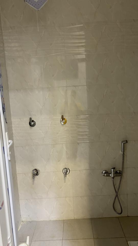 بيت للبيع في الحقل ثاني مساحه ١٢٥متر بناء حديث وقريب ع شارع وجه البيت ع شمس الي مو شراي رجأن لا يخابر ولا يتصل  السعر ١٠٠وبيه مجال حك جيه الشراي مبايل وتساب ***********
