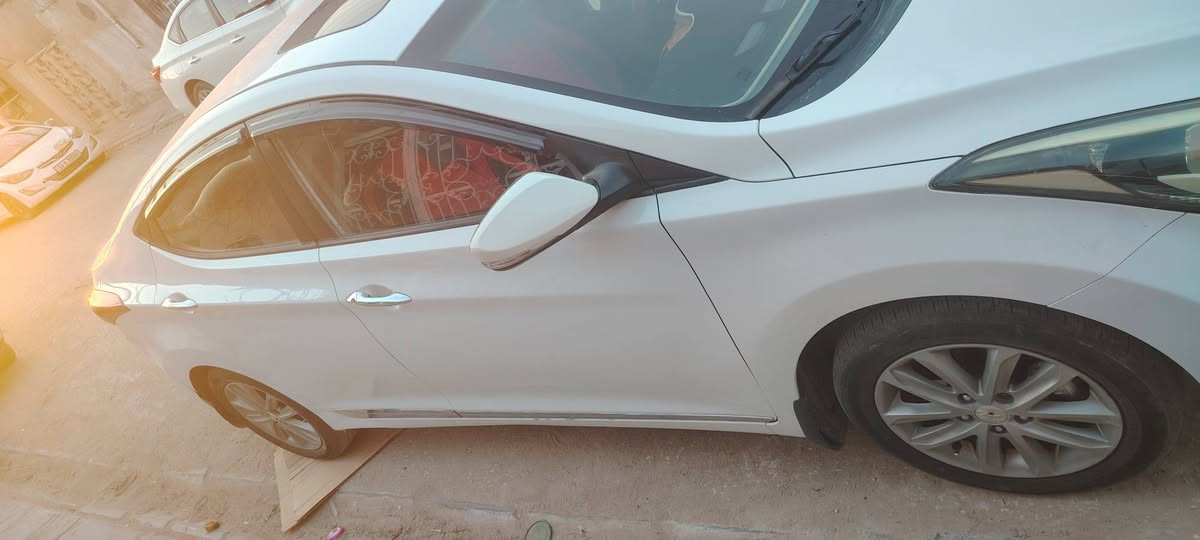 ألنترة أبيض خليجي ٢٠١٥ مكفولة كفالة عامة كير ومحرك وكشر ودواخل السيارة ما عايزة شي تريد مداور تريد  وكالة عامة من الكردي مصفرة غرامات مكينة ١٨٠٠ السعر ١٢٦ وبيه فد شي بسيط للشراي رقمي ***********
