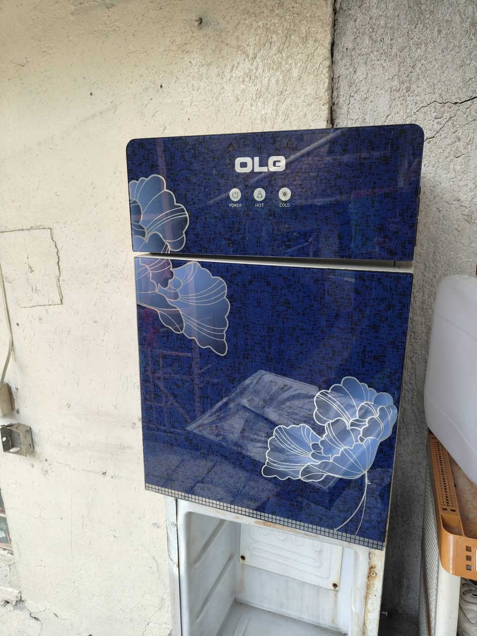 السلام عليكم للبيع براد حار بارد المي اذا مو ثلج لا تاخذه فقط بهاي الخياس والباب مكسوره وقفله 25 مكاني بغداد شارع حيفا***********
