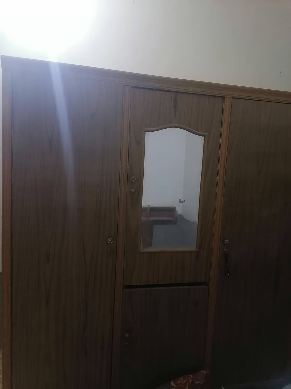 السلام عليكم
كنتور للبيع بحالة جيدة جداً 

المواصفات:
- عدد الأبواب: 3 أبواب
- اللون: بني فاتح خشب 
- يحتوي: مراية بالوسط + مكان تخزين سفلي
- الحالة: متماسك ونظيف وجاهز للاستخدام

السعر: 180 ألف دينار قابل للتفاوض بالمعقول
المكان: الكوفة
التوصيل: على المشتري

للتواصل: *********** موجود واتساب 📱
