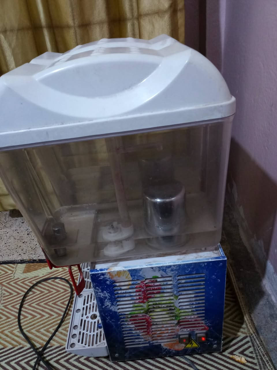 السلام عليكم متاح مكينه شربت نوع هوسك تركي ام الحوضين تبريدها شرط فول بس ناقصها ربط الشلال  موجود الشلال مالها بس ما مربوط للاتصال ***********
