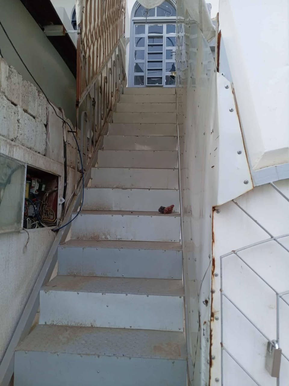 دار للايجار حي السماح الأولى قرب  جامع  الخضراء مقابل جوري ماركت 
مساحه ١٠٠ متر 
طابقين الأول معزول عن الثاني بدرج خارجي شقه تعتبر وحد 

الطابق الأول الأرضي غرفه هول مطبخ كراج حمام.. تواليت خارجي 

الطابق الثاني الشقه .. استقبال غرفه هول صحيات مكان مؤسس للمطبخ والغسيل 
للاستفسار والتواصل ***********
***********
