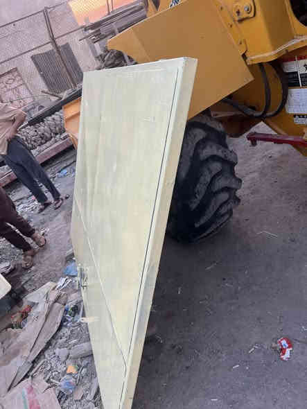 السلام عليكم               يوجد باب حديد ارتفاع ٢متر وعرض متر ونصف بسعر١٧٥ الف قفل
وشليمانه حديد ثقيل الطول٥ متر وربع السعر ١٠٠ الف والأسعار قفل 
للتواصل الاتصال ع الرقم ***********
