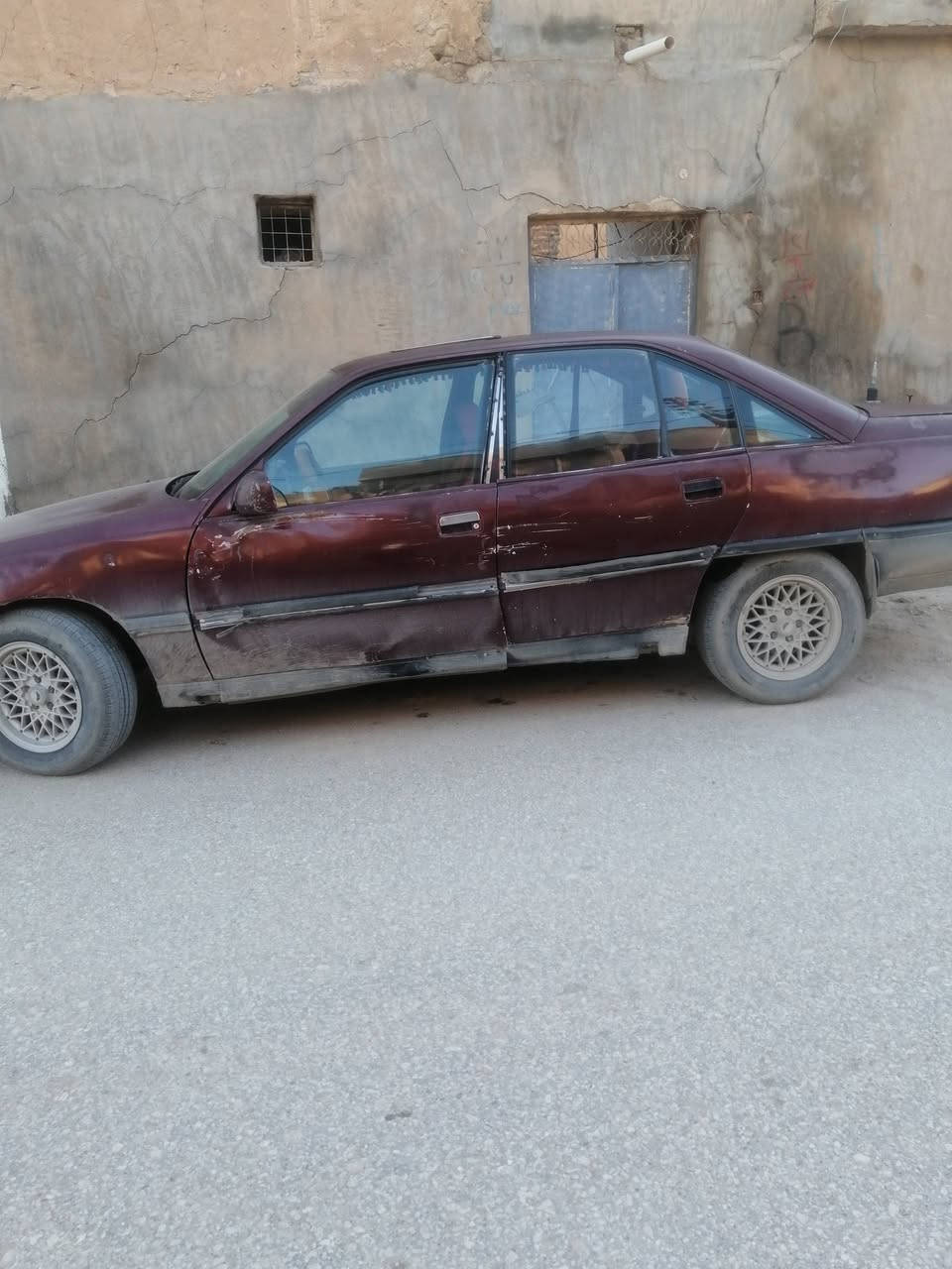 اوبل اوميغا موديل ١٩٩٠ للبيع محرك و كير تمام ب ٢٠ وبيها مجال بسيط للتواصل ***********
