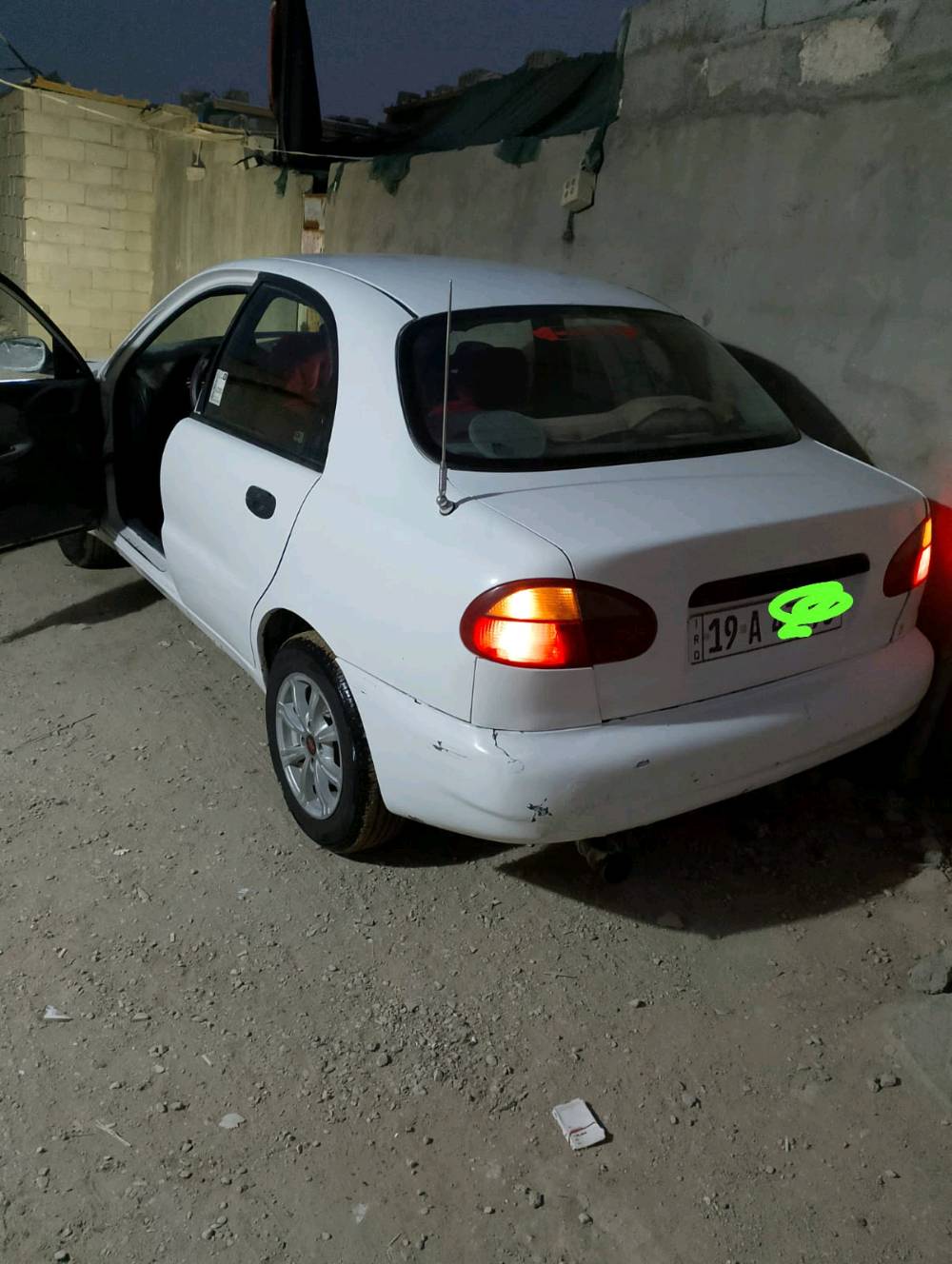 دايو لانوس موديل 2000 كير عادي سنويه 27 رقم كربلاء تحويل ثاني محرك بيه تبخير بسيط وتحتاج تبريد المنظومه موجوده كامله حداديه جديده تخم تأير اريدها 35 ورقه وبيها مجال مكانها كربلاء
عزيزي، تگدر تذكر شكد ماشية السيارة تقريباً؟ وشنو آخر صيانة/تبديل سويتلها للمكينة أو الكير؟: 
ألكير تبديل عين وصينيه 
شنو وضع المكيف والتبريد حالياً: شغال تمام لو يحتاج شغل/كمبريسر/رديتر أو منظومة؟: 
التبريد منظومه كامله بس تحتاج تكمله 
هل أكو أي صبغ، سمكرة، حوادث، أو مشاكل بالهيكل/الشاصي غير اللي مبين بالصور؟: 
الشواطئ نظيفات بيها ضربه باب الصدر والخلف جهة اليمين 
تگدر تحدد موقع البيع بالضبط بكربلاء؟ وهل السيارة متوفرة للفحص والمعاينة بأي وقت؟: 
كربلاء سوق الحبوبي 
السعر المذكور 35 ورقة نهائي لو بيه مجال للمساومة؟ وهل أكو إمكانية تبديل؟: 
بيها مجال للمساومه طبعا 