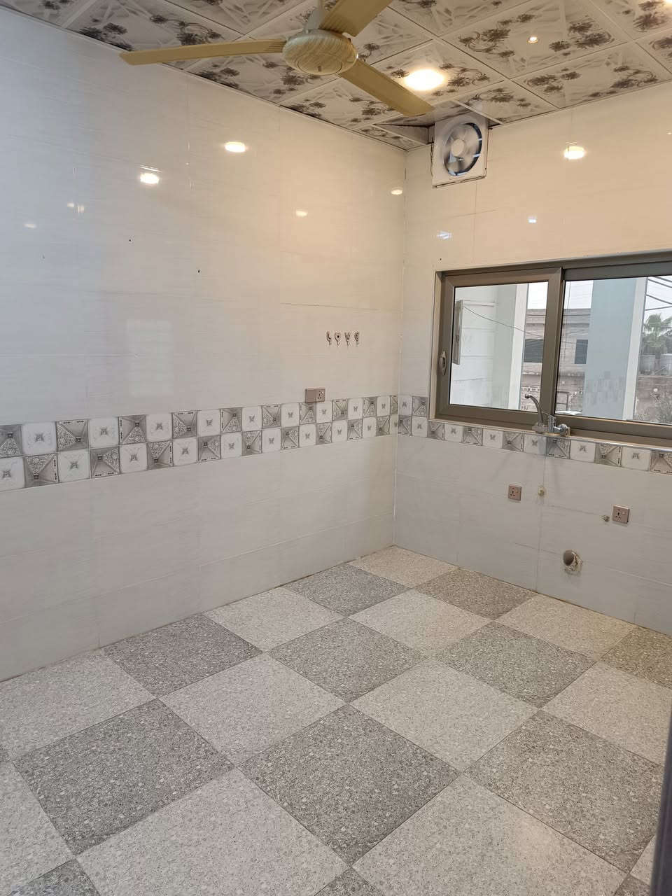 سلام عليكم بيت قاط ثاني للايجار بيت جديد موقع تسعين قريب الشارع 300 الف تفاصيل ***********
