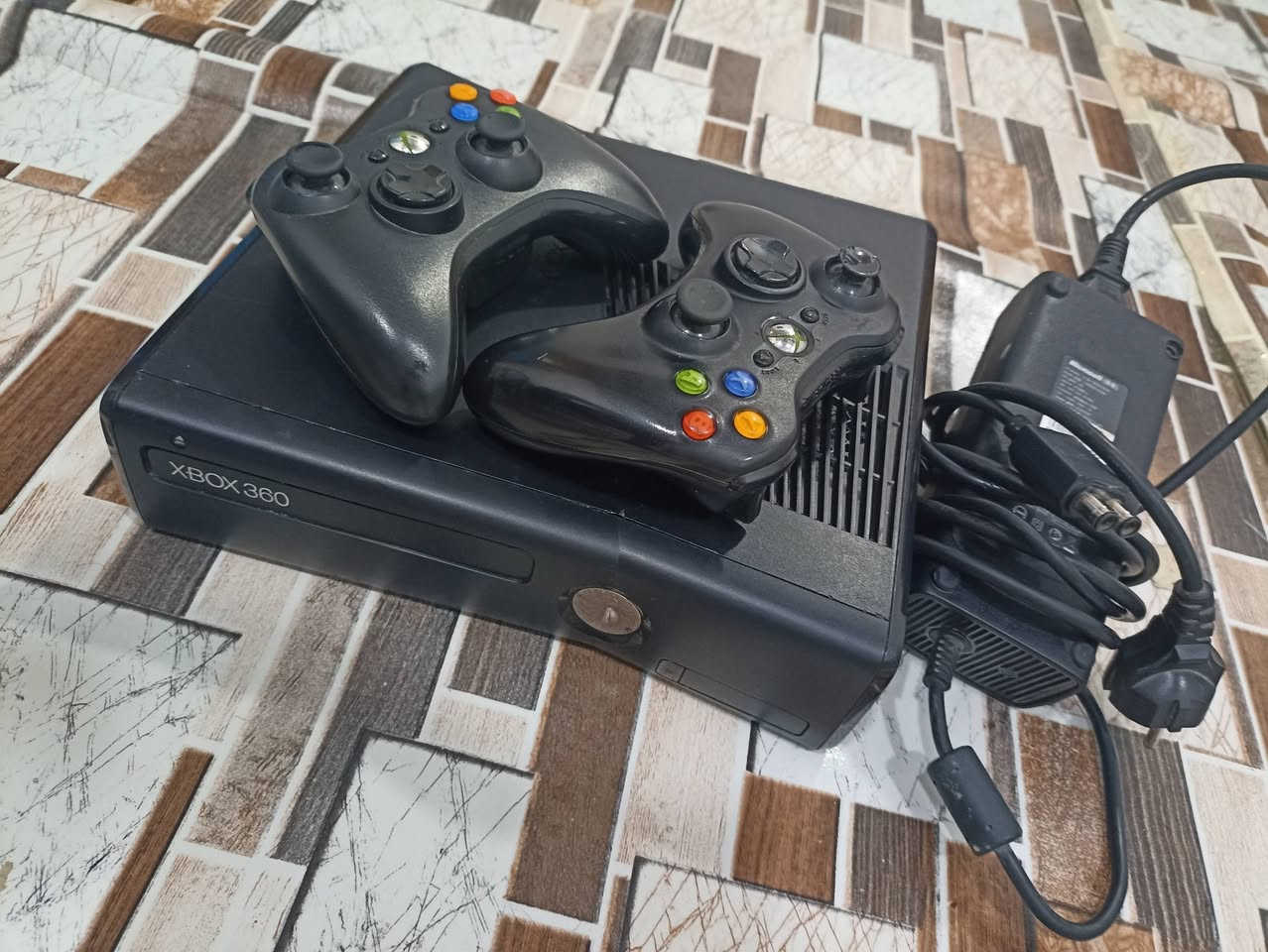 سلام عليكم  اكس بوكس360 مهكر
للبيع مكان بصره قرنه شرش 

بي تقريبن13لعبه الى20لعبة 

جوستك اثنين شحن ويا 

 وحده اصلية وحده عاديه 
مابيهن اي خلل كلشي شغال بيهن 

السعر130 بي مجال شي بصيط 

 

لتوضيحح 

((توصيل ماعندي  تجيني للبيت وتاخذه  )) 

 اتريد فيديو  تشوف الالعاب؟ البي راسني  وتدلل

رقمي*********** بي وتساب
