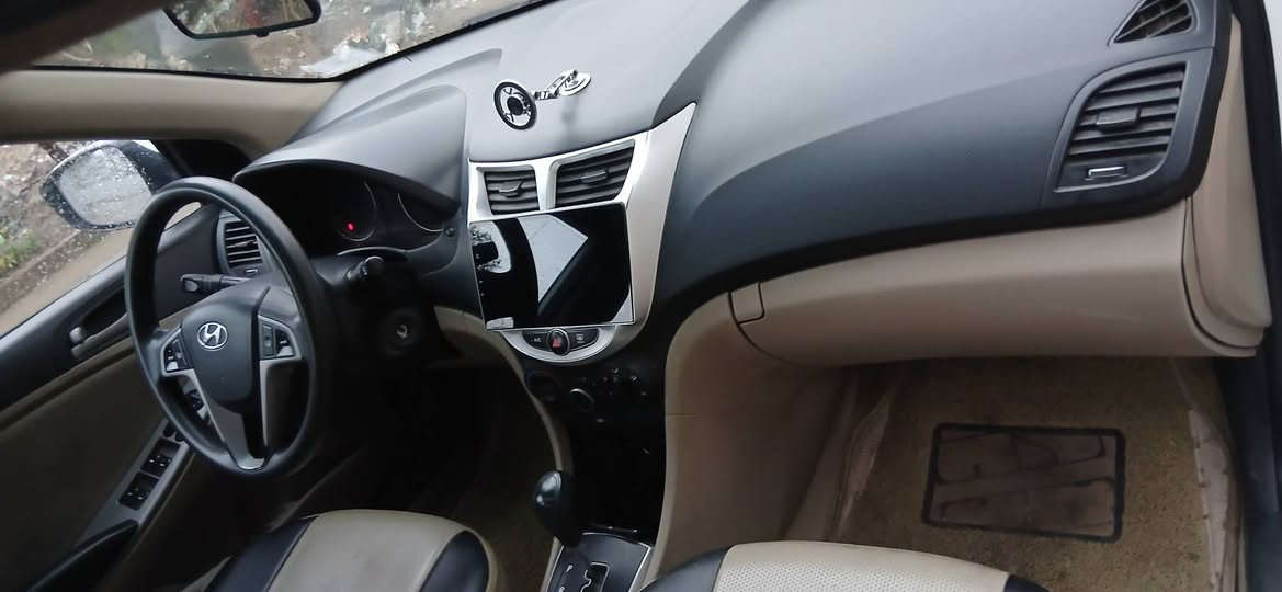 السلام عليكم من رخصة الادمن اخوان الشراي يقرا التفاصيل والتعجبه يتصل للبيع فقط لامراوس ولاقسط للبيع اكسنت خليجي موديل 16 بغداد الدولي مميز مكينه وكير على الشركه 1600 ماشيه ١٠٨ الف كيلو فتحه سقف تحكمات جهتين ايكو تقليل وقود شاشه كامره مكينه ام القطرتين المرغوب لاصرف ولاصوت ناعمه بشكل السياره بيهه ضربه بالجاملغ الخلفي وشويه بقبق الجنطه وشويه من الحوض والجاملغ الامامي جهه السائق بي بارد والدوسه شويه ماصابغهن ماعندي مجال  تخم تاير حداديه جاهزه تراي وين متريد العنوان الكراده اوالامين لتواصل
*********** السعر ١٠٥ ورقه مدوشمه كشنات وكاعيه جلد هاي كل التفاصيل
