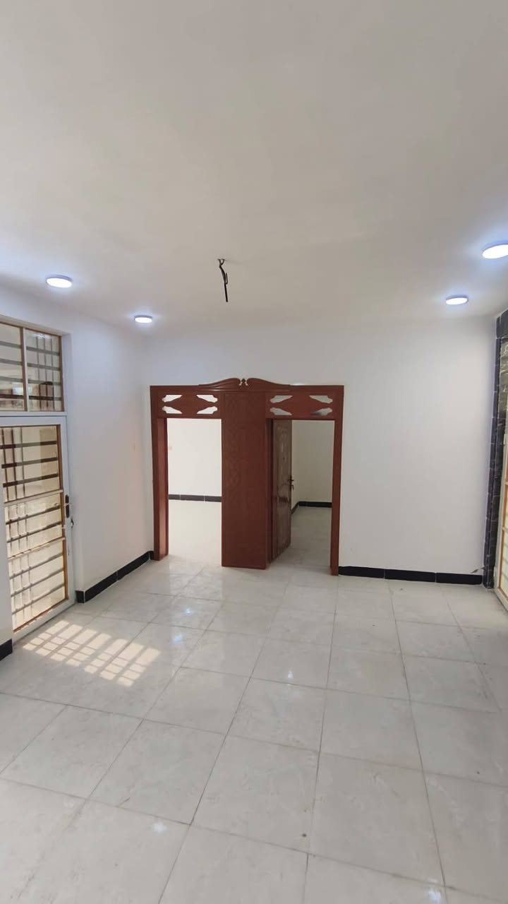 يالله يالله  بيت للبيع جديد بلاش بلاش  😍وتساب ***********📞📞
عنوانه المكتب مقابل قريه الغدير عمود262 مكتب النور للعقار احجز بيت احلامك يم مكتب النور 😍🏬🏬
#__مساحه_لبيت_100متر_مربعه 
#_ 
#بيت_طابو_زراعي_سند25
سعره 40عرض شارع 17متر فول خدمات 

بناء حديث غير مسكون
بناء ممتاز جدا  عنوان  لبيت النجف 
#مقابل__قرية_الغدير_مباشر 
يحتوي لبيت على+ غرفه1+صاله  +مطبخ ستقبال +صحيات بلداخل +وبلخارج 
***********وتساب
