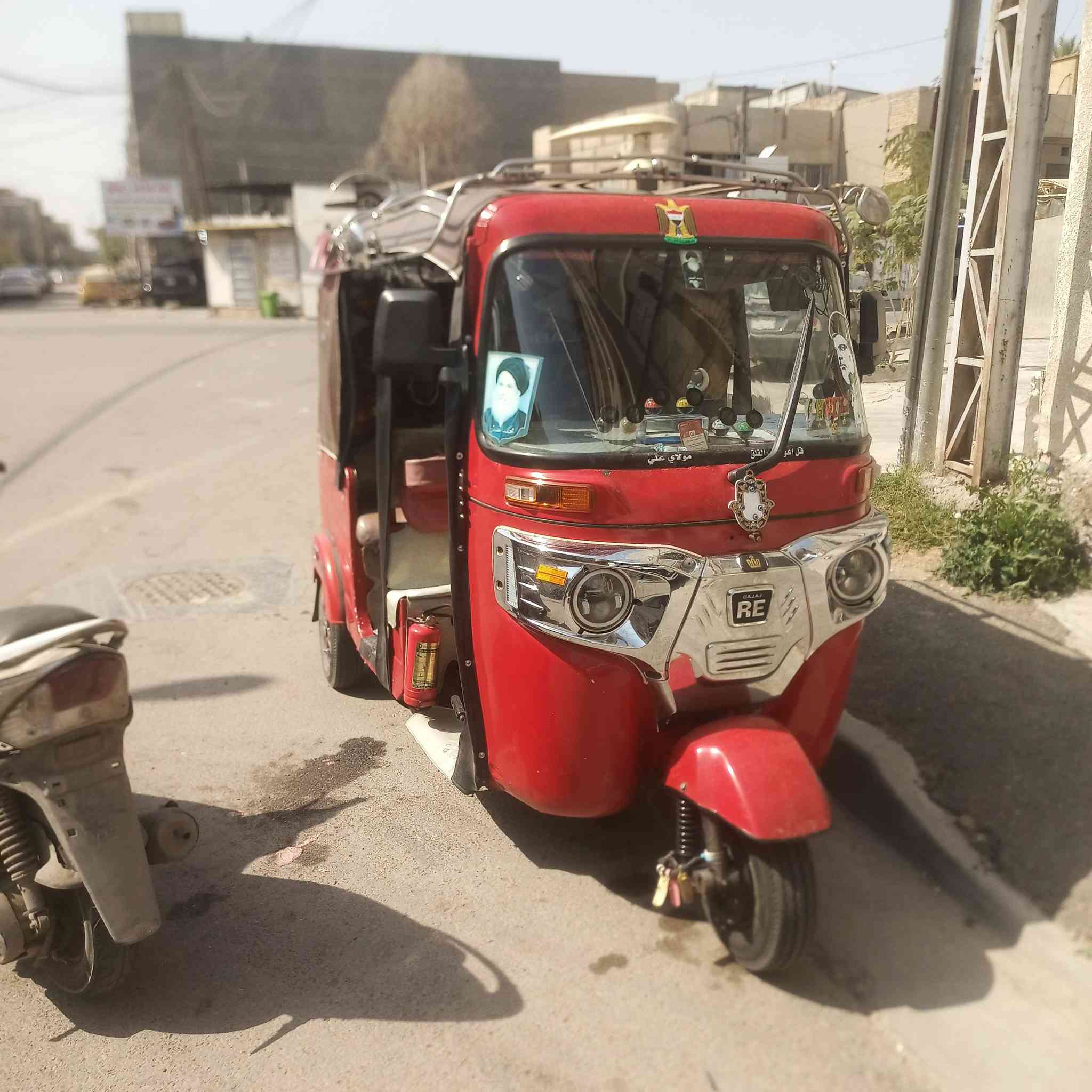 تكتك 18/شهر الثامن نظافه فول تخم تاير ابو الحيه دوشمه كهربائيات كلها شغاله هورن مخفي سيدان الاصلي ليتات زون ثلاثي الابعاد مع الاشاره سيبايه الاعمار ستيل اصلي مع دشبول درع خلفي استيل وجه نيكل كبات مع شاشه تعرض مع دام كبير مربع مع داش كام ثلاث كاميرات خلفي أمامي داخلي يعني حتى بداخل التكتك تصور مع جيبي اس شركة ايفون حقيقي  بشرط مال جناي درهم ذب عليه مع سماعات جارجر زوج مع فروه تحت الجادر مكينه واكسل مكفول من التبخير والتنقيص سنويه ورقم ثاني يوم تحويل يشهد الله مالتي وجنايه لابياع ولاشراي السعر 5/ و600 مكاني بغداد حي القاهره ***********
