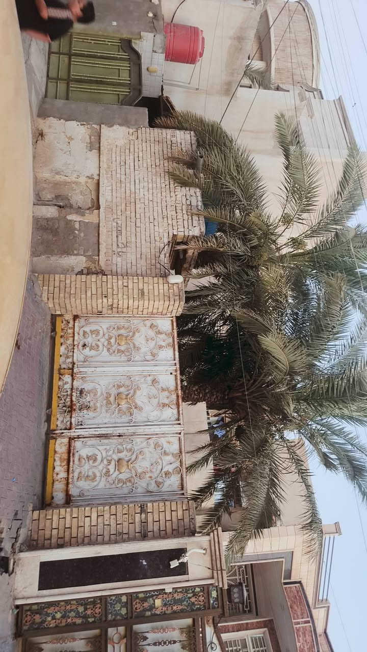 السلام عليكم بيت مساحة ٢٤٠م الوجه 8م والنزال 30م بناء طابقين غرفتين وصاله واستقباله كبيره ومطبخ وصحيات الطابق الأول والثاني نفس التصميم السعر خاص رجاء القطاع شارع المدارس الفرع المقابيل سيد مصطفى أو زاد الخير للاستفسار ***********
