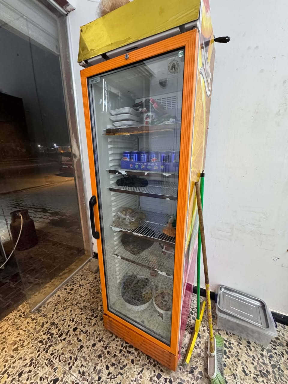 سلام عليكم عندي غراض لبيع عربانة وبراد السعر خاص براد شغال عربانة نضيفة ***********
