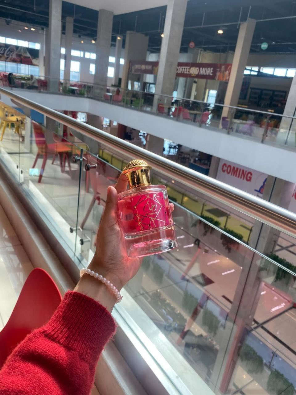 عطر رخام 🩷 
ورد ناعم ينساب مع لمسة فانيلا ومسك نظيف…
عطر يلفّك بسكر خفيف ويخلي حضورك مميز بدون مبالغة ✨
مثالي للنهار، للطلعات، وللي تحب العطر يكون توقيعها الخاص 🍓🩷.
 السعر القطعه 17 الف فقط


**إذا كنت صاحب هذا الإعلان وتريد حذفه لأي سبب، رجاءا أرسل رسالة إلى الدعم الفني**