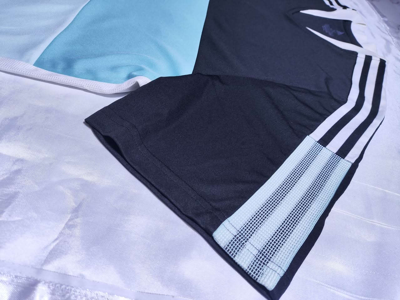 Adidas 🔥🔥
باله اوربية اورجنال %100
---------
2XL قياس
العرض 65
الطول 82
----------
نظافة %100
 غالبا ما مستخدم 
----------
صنع: تايلند
للاستفسار مراسلة الصفحة 
يتوفر توصيل 6 الاف لجميع محافظات العراق 🚙
اي شي مختلف عن الصور لا تستلم
مو اورجنال رجعه بيد المندوب


**إذا كنت صاحب هذا الإعلان وتريد حذفه لأي سبب، رجاءا أرسل رسالة إلى الدعم الفني**