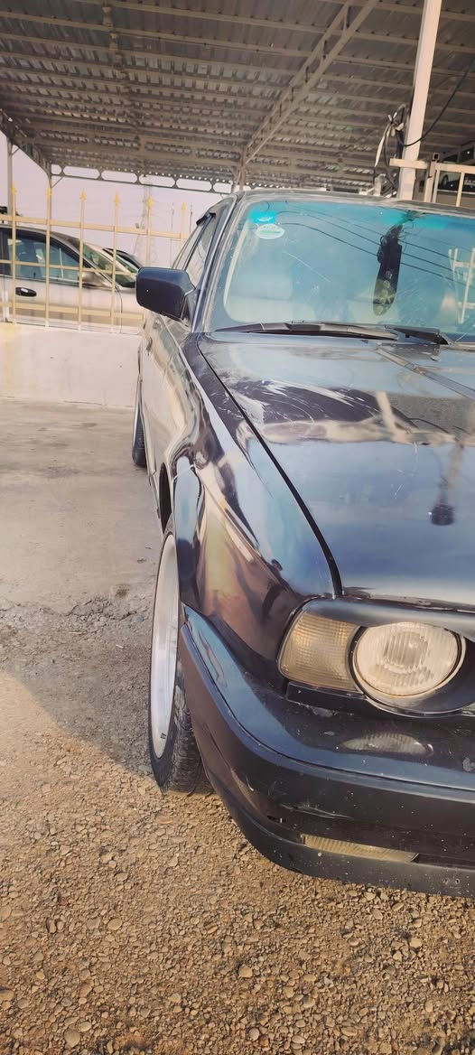 السلام عليكم..  بي ام حجم 525 رقم بغداد كير عادي مكينة 25 مفتوح ويل رياضي بدون حادث بدون خياسات مكان السيارة محافظة ديالى ***********
