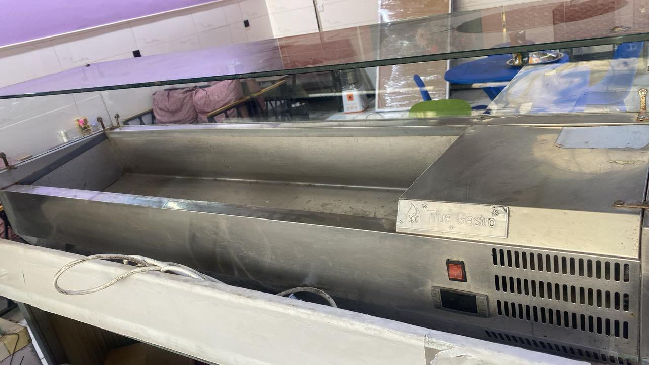 للبيع بسعر مناسب عارضه مقبلات
***********
