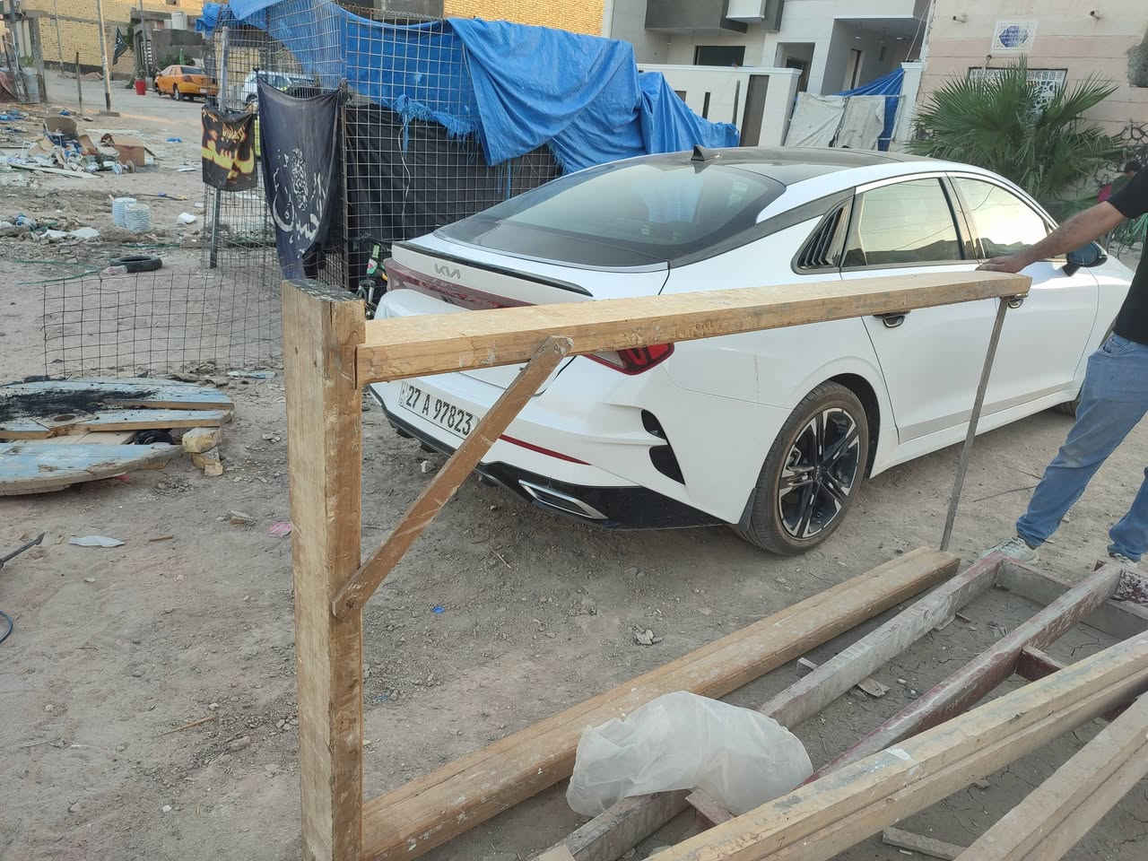 السلام عليكم
باب حديد ارتفاع 190
وعرض 80 كيلون شغال نضيف 
سعره 50
جراجيب  خشب وحديد نظافة كلش 
شديتهن وفتحتهن وره سبوع 
مشترهن 120 الله شاهد
انت قيم وخذ 
2خشب 2 حديد
خشب ارتفاع 220
عرض متر
حديد ارتفاع 3 متر
 واحد عرض متر 
والثانيه 120
رقمي ***********
